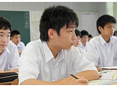 东福冈高中学生认真听讲