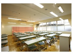 成立学园高等学校教室