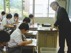 函館ラ・サール高校老师上课