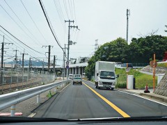 云雀丘学园高等学校周边环境整齐划一的道路