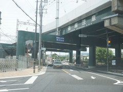 云雀丘学园高等学校周边环境整齐划一的道路