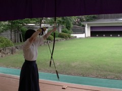 好文学园女子高中弓道部射击姿势演示