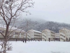 朝日塾高等学校 校园雪景