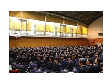 好文学园高中
2018年4月5日（星期四）好文学园女子高中举行了平成30年度入学式。在春日和煦的春风中，潮气蓬勃的新入生们来到了学校参加入学仪式。学校校长在致辞中，鼓励学生们不要害怕失败和挫折，以积极进取的姿态在好文学园度过美丽的三年，学校所有师生也会帮助新学生们更好的适应学校生活。
作为总结，吹奏乐部和合唱部特意为了这一天练习了校歌，并在仪式结束时为大家演奏。
新入学的同学们，祝你们有一个快乐的学习生活。
中国家长参观好文学园高中，学校教务负责人热情一路讲解，还请观看学校录像，俯瞰了学校周边。大阪市美景尽收眼底