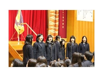 好文学园高中
2018年4月5日（星期四）好文学园女子高中举行了平成30年度入学式。在春日和煦的春风中，潮气蓬勃的新入生们来到了学校参加入学仪式。学校校长在致辞中，鼓励学生们不要害怕失败和挫折，以积极进取的姿态在好文学园度过美丽的三年，学校所有师生也会帮助新学生们更好的适应学校生活。
作为总结，吹奏乐部和合唱部特意为了这一天练习了校歌，并在仪式结束时为大家演奏。
新入学的同学们，祝你们有一个快乐的学习生活。
中国家长参观好文学园高中，学校教务负责人热情一路讲解，还请观看学校录像，俯瞰了学校周边。大阪市美景尽收眼底