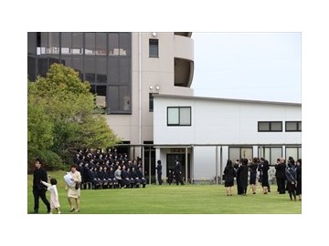 好文学园高中
2018年4月5日（星期四）好文学园女子高中举行了平成30年度入学式。在春日和煦的春风中，潮气蓬勃的新入生们来到了学校参加入学仪式。学校校长在致辞中，鼓励学生们不要害怕失败和挫折，以积极进取的姿态在好文学园度过美丽的三年，学校所有师生也会帮助新学生们更好的适应学校生活。
作为总结，吹奏乐部和合唱部特意为了这一天练习了校歌，并在仪式结束时为大家演奏。
新入学的同学们，祝你们有一个快乐的学习生活。
中国家长参观好文学园高中，学校教务负责人热情一路讲解，还请观看学校录像，俯瞰了学校周边。大阪市美景尽收眼底