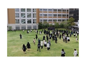 好文学园高中
2018年4月5日（星期四）好文学园女子高中举行了平成30年度入学式。在春日和煦的春风中，潮气蓬勃的新入生们来到了学校参加入学仪式。学校校长在致辞中，鼓励学生们不要害怕失败和挫折，以积极进取的姿态在好文学园度过美丽的三年，学校所有师生也会帮助新学生们更好的适应学校生活。
作为总结，吹奏乐部和合唱部特意为了这一天练习了校歌，并在仪式结束时为大家演奏。
新入学的同学们，祝你们有一个快乐的学习生活。
中国家长参观好文学园高中，学校教务负责人热情一路讲解，还请观看学校录像，俯瞰了学校周边。大阪市美景尽收眼底