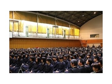 好文学园高中
2018年4月5日（星期四）好文学园女子高中举行了平成30年度入学式。在春日和煦的春风中，潮气蓬勃的新入生们来到了学校参加入学仪式。学校校长在致辞中，鼓励学生们不要害怕失败和挫折，以积极进取的姿态在好文学园度过美丽的三年，学校所有师生也会帮助新学生们更好的适应学校生活。
作为总结，吹奏乐部和合唱部特意为了这一天练习了校歌，并在仪式结束时为大家演奏。
新入学的同学们，祝你们有一个快乐的学习生活。
中国家长参观好文学园高中，学校教务负责人热情一路讲解，还请观看学校录像，俯瞰了学校周边。大阪市美景尽收眼底