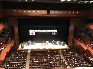 平成30年度 工学院大学附属中学校・高等学校の入学式を挙行しました
2018年4月4日，工学院大学附属高中在校体育馆举行了入学仪式。穿着新校服的新生们，在班主任老师的点名下，以庄重威严的姿态依次进入会堂。在新生宣誓中是，采用了英语演讲的方式，顿时感到了国际化校风的仪式盛宴。
    新生们，家长们，恭喜你们入学，有了一个新的开始。
还有家长分享的东京工学院大学附中新生入学式的照片，分享的家长是清华大学教授，
大儿子入学东京农业大学，帅帅的小儿子入学工学院大学附中。这两天连续参加两个儿子的
入学式，开心幸福的爸爸。