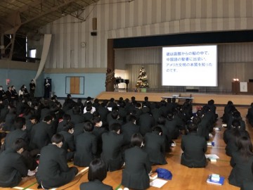 会津北岭高中礼拜活动上，日本药业政治联盟会长，鹿目广（会津北岭高中优秀毕业生）发表讲话