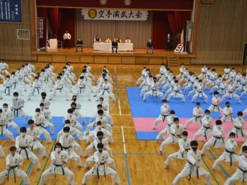 冲绳尚学高中--举办第10回校内空手道习武大会(初中)-必修化13年，目标级取得率90%以上-